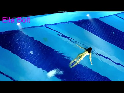 ❤️ Saya tidak bisa berhenti menonton, pirang muda tertangkap basah berenang di kolam resor ELLA BOLT ️❌ Video seks pada kami